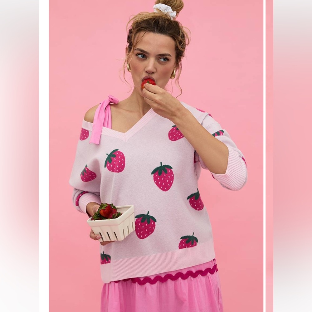 Beach Riot NWT Sz M Joey Sweet strawberries oversized sweater; so cute! - Picture 6 of 16